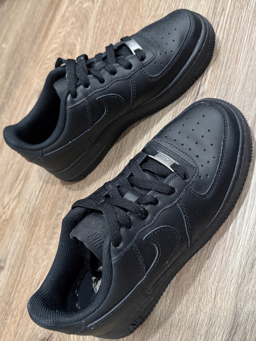 Nike Kids Black Low-Top Swoosh Sneakers - Picture 4 of 8